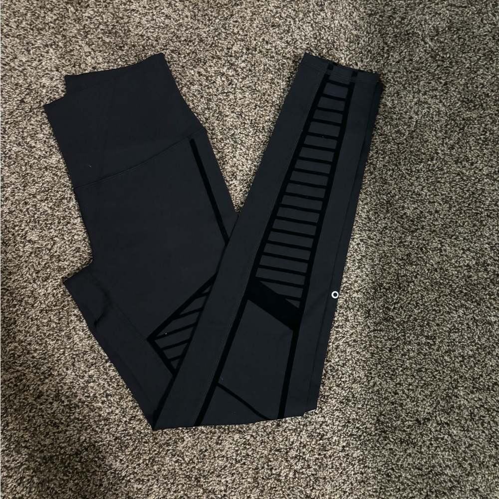 Like new Alo black leggings with velour outline size small